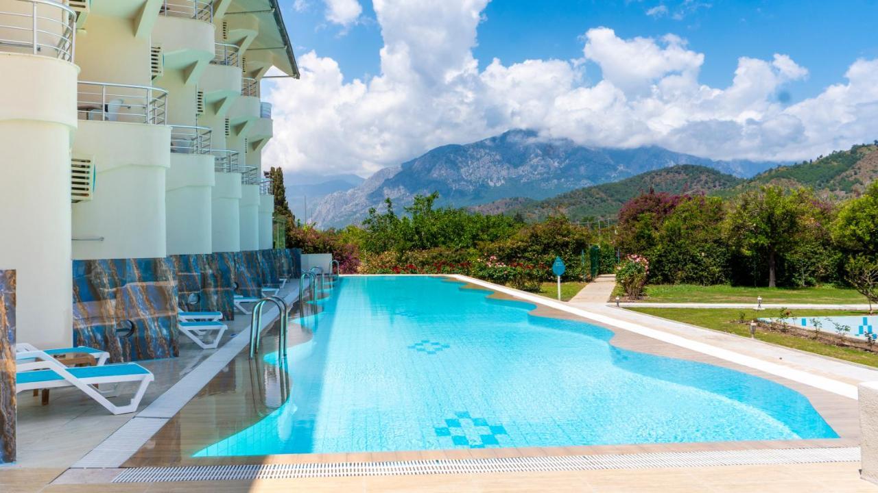 Swim-up Room