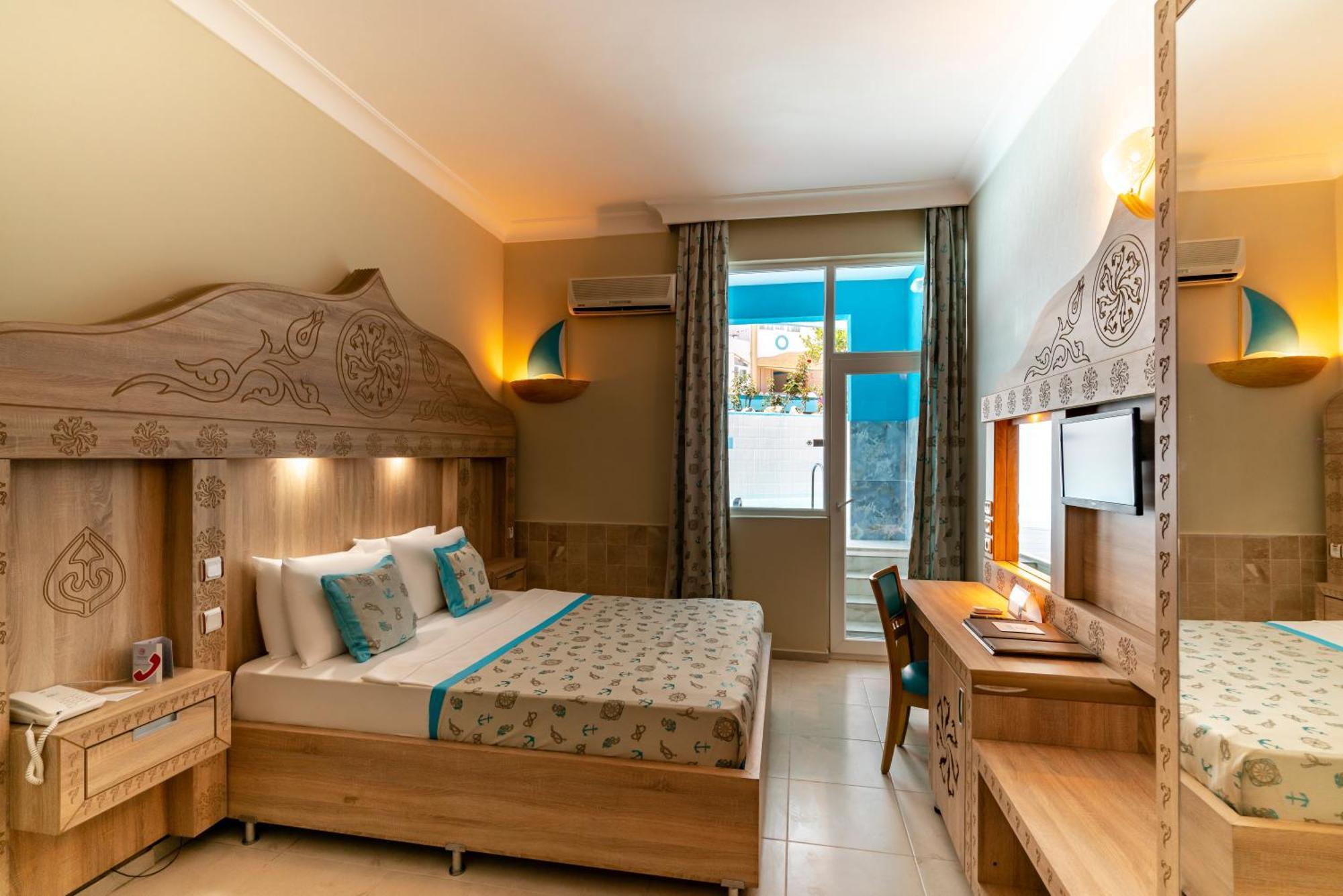 Swim-up Room