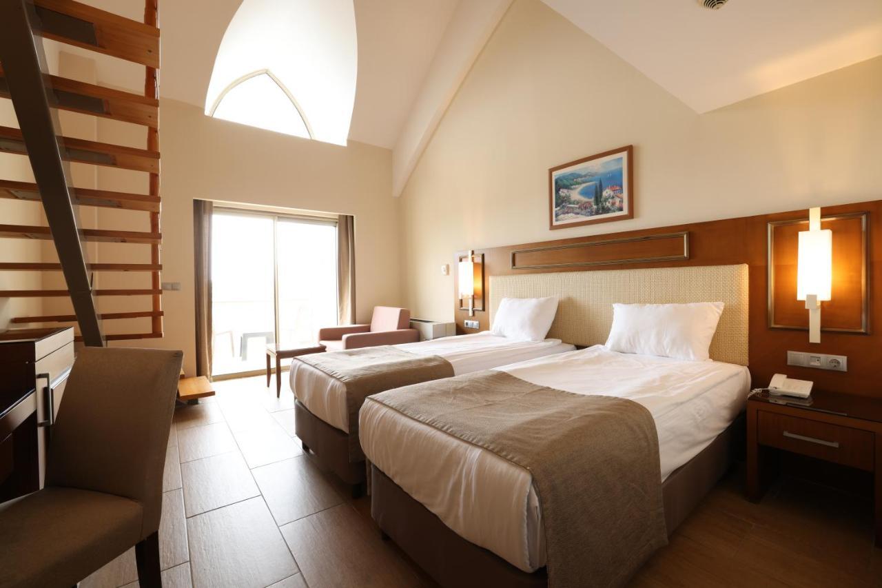 Family Room with Side Sea View,1498731889:JPEG