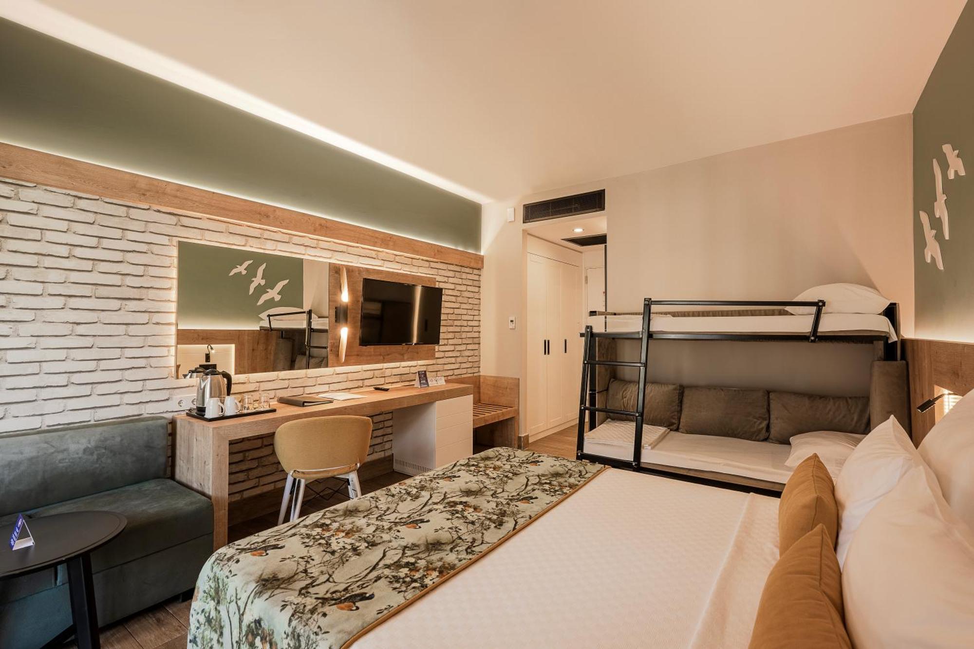 Family Room (2 Adults + 2 Children),1660300219:JPEG