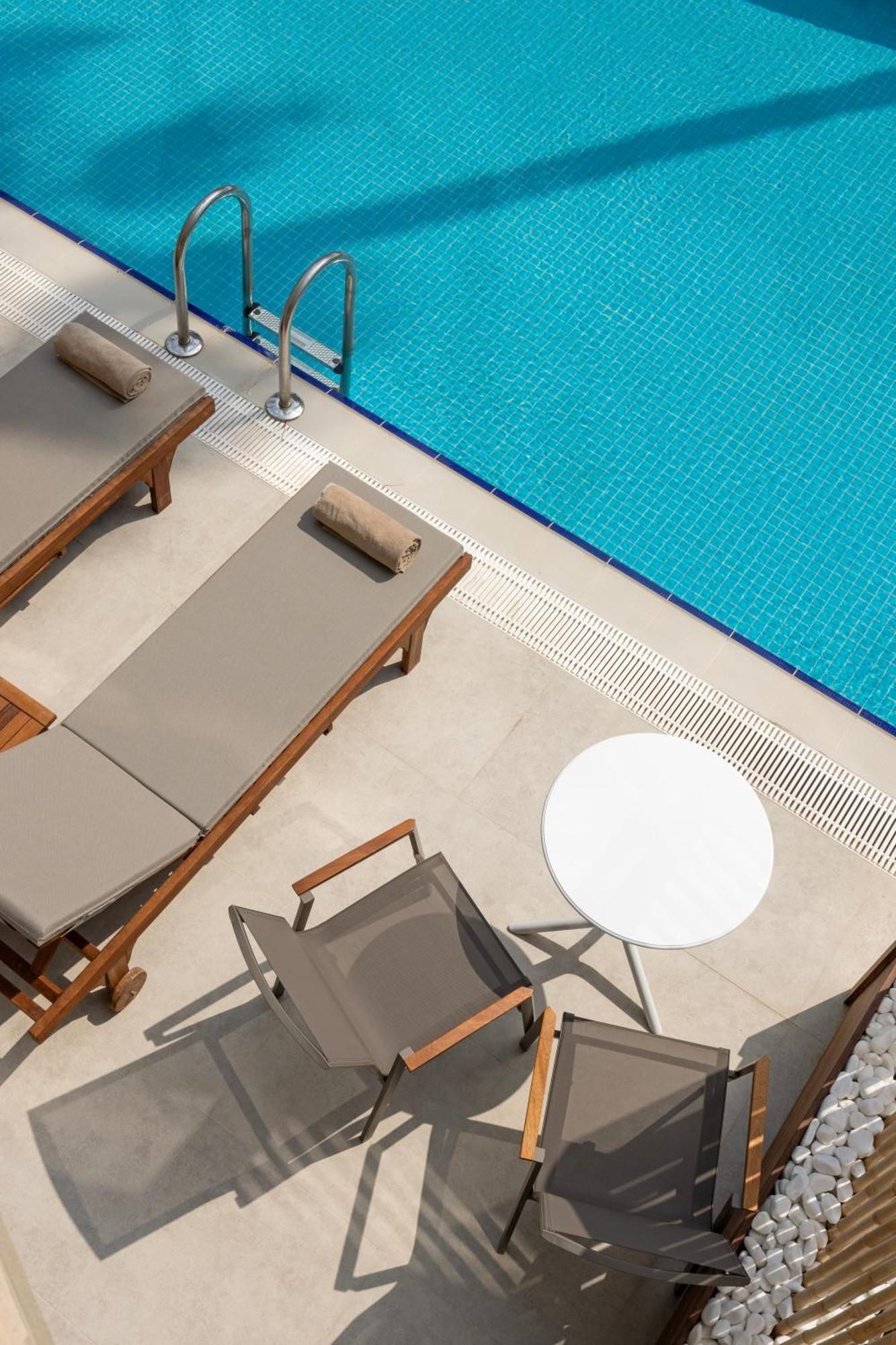 SUPERIOR SWIM-UP ROOM,1742931459:JPEG